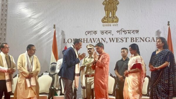 पश्चिम बंगाल के राज्यपाल द्वारा ‘हमारा संकल्प’ के अध्यक्ष का सम्मान