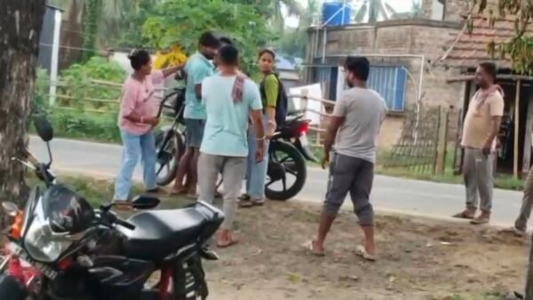 दिनदहाड़े सड़क पर हाथ में कटारी लेकर दो बहनों का तांडव, युवक घायल होने से बर्धमान में सनसनी