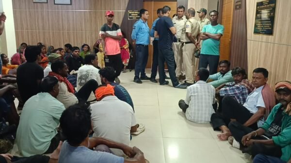 মিলছে না নিয়মিত বেতন, ধর্ণা অবস্থানে বসে বিক্ষোভ আসানসোল পুরনিগমের অস্থায়ী কর্মীদের, কাজ বন্ধের হুমকি………… আসানসোল, ১৭ আগষ্টঃ