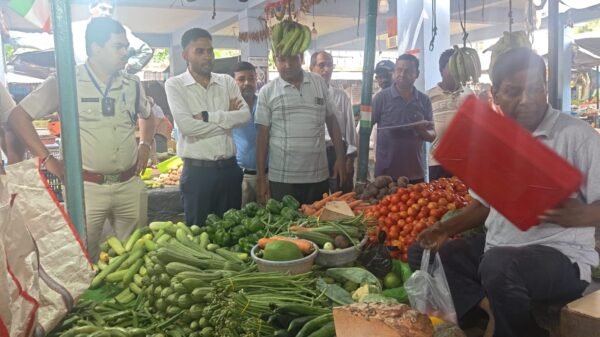 রূপনারায়ণপুর ও চিত্তরঞ্জন বাজারে এসডিওর নেতৃত্বে প্রশাসনের অভিযান, পণ্যের দাম নিয়ন্ত্রণে কড়া বার্তা……………
