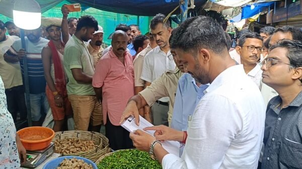 পশ্চিম বর্ধমানে চারটি টাস্ক ফোর্স / আসানসোল বাজারে ডিএমের নেতৃত্বে অভিযান/ নিত্যপ্রয়োজনীয় পণ্যের দাম নিয়ন্ত্রণে কড়া নজরদারি…………..