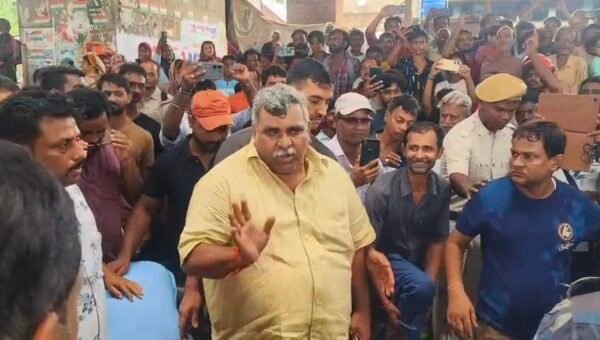রেলগেট বন্ধের প্রতিবাদে কাদা-জলে শুয়ে বিক্ষোভ পাণ্ডবেশ্বরে, উত্তেজনা, পরিস্থিতি সামলাতে বিধায়ক………..