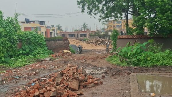रेलवे की दीवार तोड़कर फ्लैट निर्माण का आरोप, मालवाहक वाहनों के लिए रास्ता बनाने पर उठे सवाल