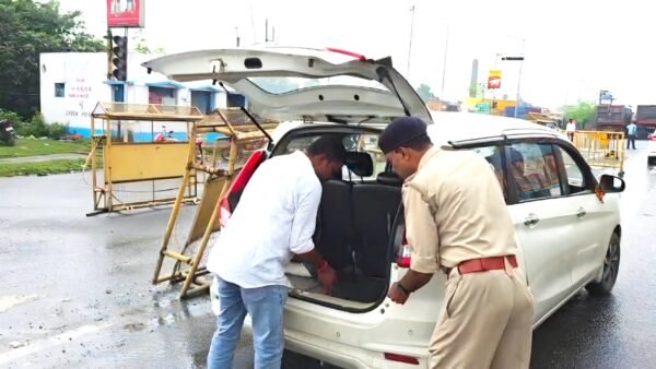 স্বাধীনতা দিবসকে সামনে রেখে কড়া নজরদারি / বাংলা ঝাড়খণ্ড সীমান্তে চেকপোস্টে পুলিশের নাকা তল্লাশি…. ……. , কুলটি,