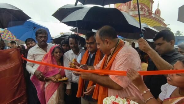 আসানসোলে পানীয় জলের সংকট মেটাতে ওভারহেড ট্যাঙ্ক শিলান্যাস করে কাজের উদ্বোধন করা হয়েছে। ৩০ হাজার পরিবার উপকৃত হবে, এক বছরের মধ্যে স্থায়ী জল সরবরাহের আশ্বাস বিধায়কের