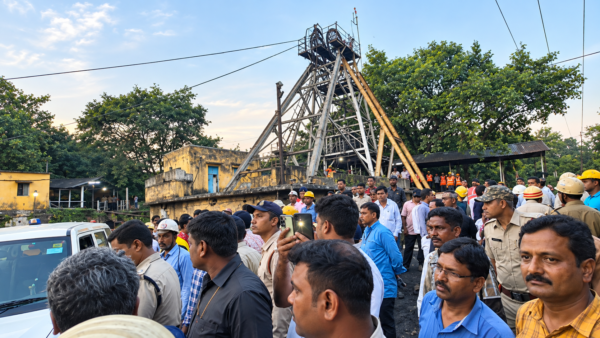 অবশেষে স্বস্তি! ১২ ঘণ্টা মৃত্যুর সঙ্গে লড়াইয়ের পর ভোর ৫টায় খনি থেকে জীবিত উদ্ধার ১২ শ্রমিক, রাতভর ঘটনাস্থলে বিধায়ক জিতেন্দ্র তিওয়ারি