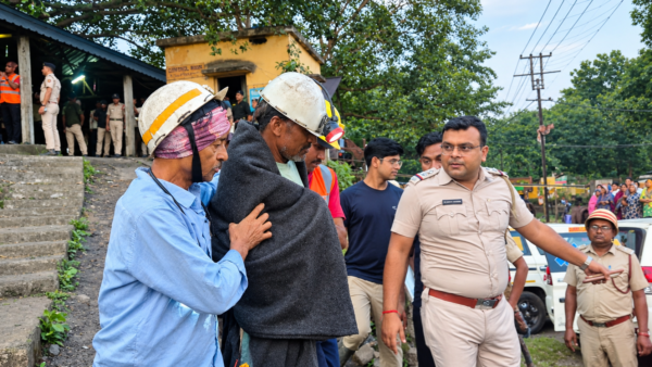 पांडवेश्वर की कुमारडीही-ए कोलियरी में 12 घंटे तक मौत से जूझते रहे 12 खनिक, सुबह 5 बजे सभी को सुरक्षित निकाला गया; रातभर मौके पर डटे रहे विधायक जितेंद्र तिवारी
